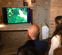 SS.AA.RR la Princesa de Asturias y la Infanta Doña Sofía durante la proyección de un vídeo sobre Elsa Peretti